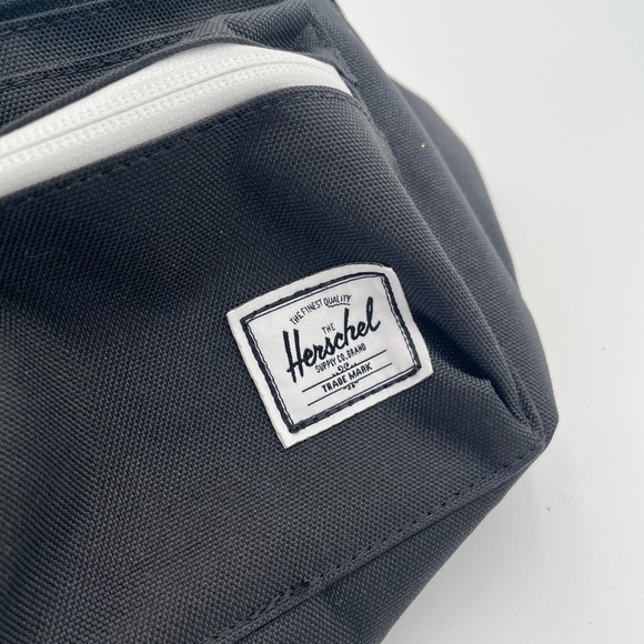 Herschel Black Adjustable Unisex Waist Bag NWT - Picture 4 of 7